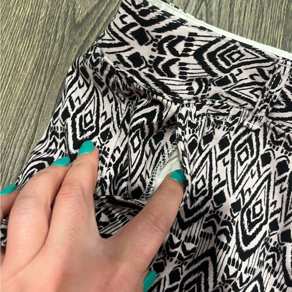 American Eagle Outfitters Womens Aztec Print Shorts Low Rise Black White Size 10 - Picture 4 of 7